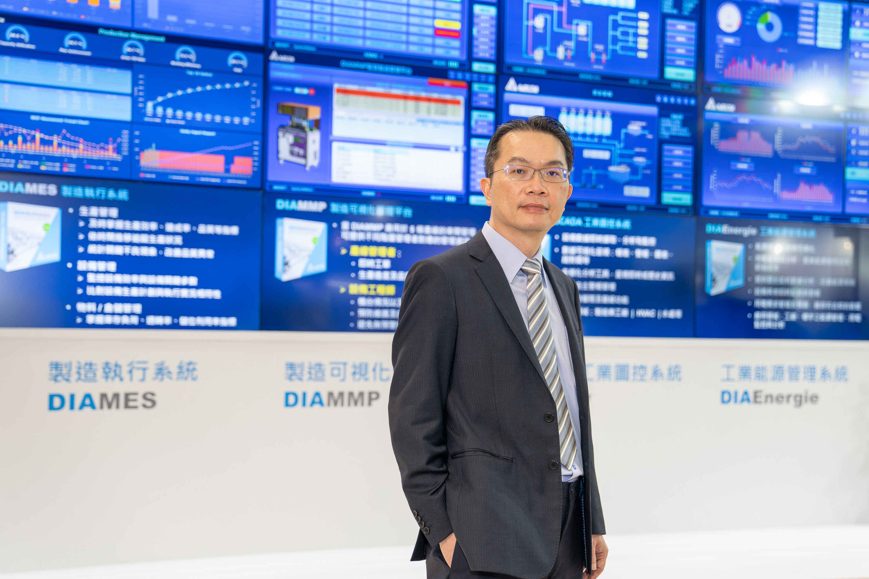 臺達機電事業群劉佳容總經理于臺北國際自動化工業大展說明臺達整合云端物聯、智能設備、自動化軟硬件所開發的智能制造解決方案